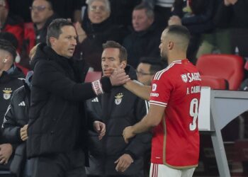 Última hora: Arthur Cabral revoltado com Roger Schmidt no final do jogo com o Sporting