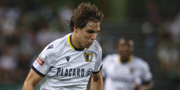 Benfica de olho em jovem promessa do Famalicão… mas não corre sozinho