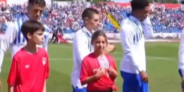 (VÍDEO) Criança entrou em campo com a camisola do Santa Clara, mas fez isto…