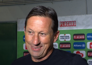 Roger Schmidt: “O Benfica não joga nada! Está a ser empurrado!”