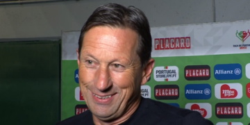Roger Schmidt: “O Benfica não joga nada! Está a ser empurrado!”