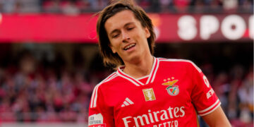 Álvaro Carreras a caminho do Liverpool