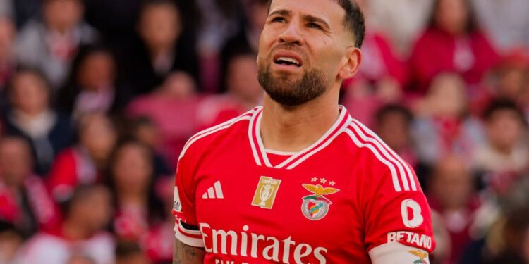 Otamendi vai sair do Benfica em janeiro, garante um jornalista argentino
